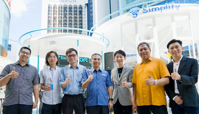 Tuan Syed Ibrahim Syed Noh (4th from left), Chairman of MDEC was on hand to show support to Simplify and its founder/CEO Yen Pei Tay (3rd from right).